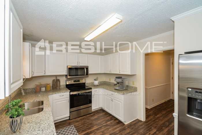 2592 Fairview Blvd - Photo 3 of 20