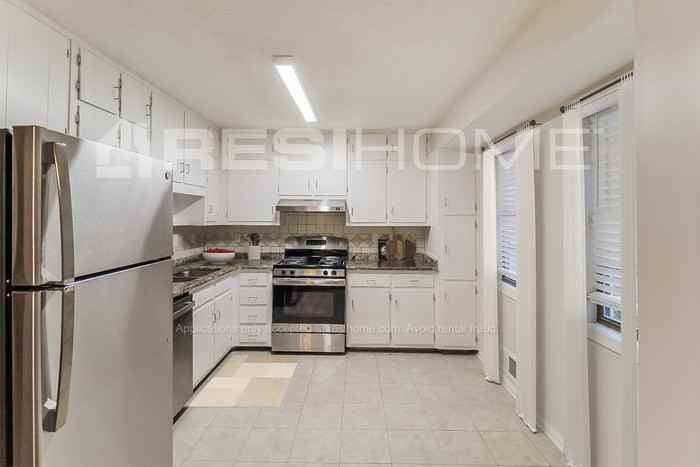 407 Cindy Dr Se - Photo 2 of 18