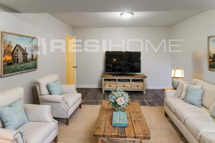 407 Cindy Dr Se - Photo 6 of 18