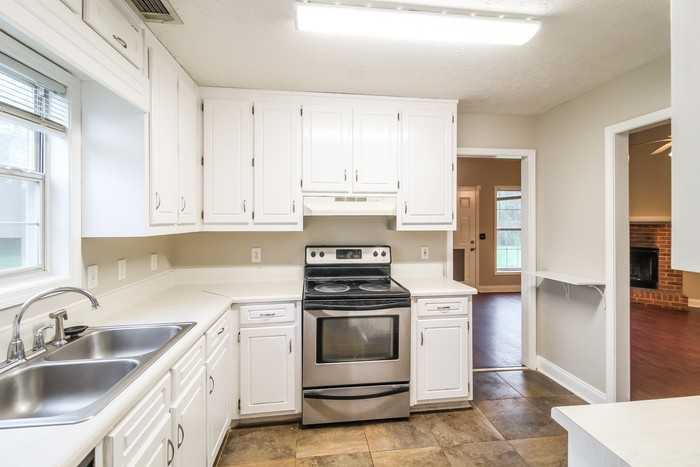 1332 Crestview Rd - Photo 7 of 20