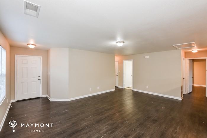 15270 Tyler Mill Dr - Photo 4 of 11