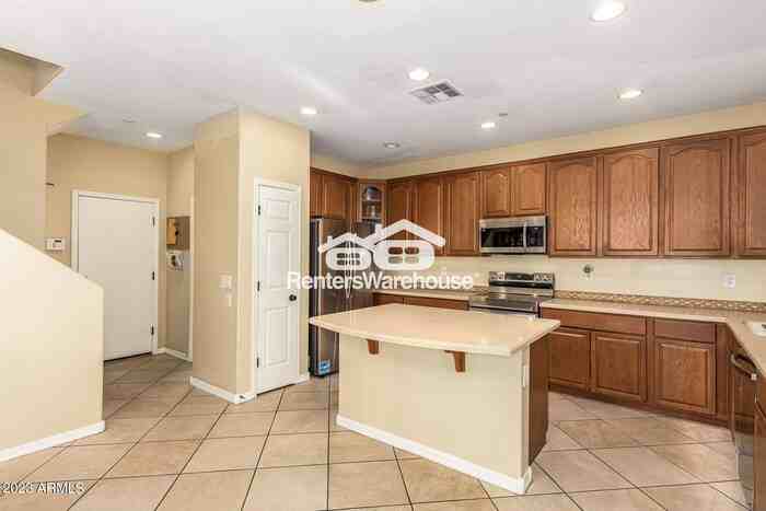 2860 S Brett St - Photo 4 of 21