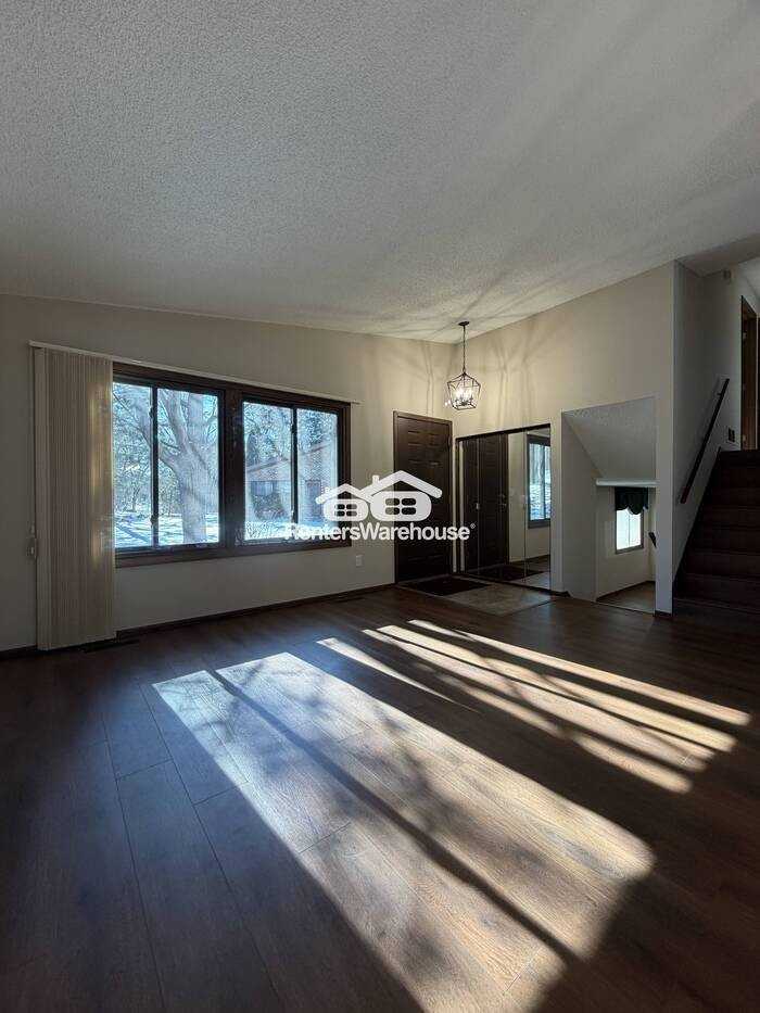 1095 Weston Ln N - Photo 2 of 17