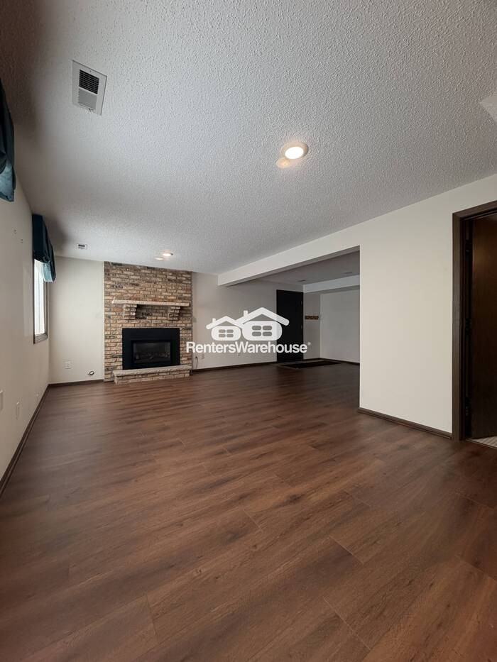 1095 Weston Ln N - Photo 3 of 17