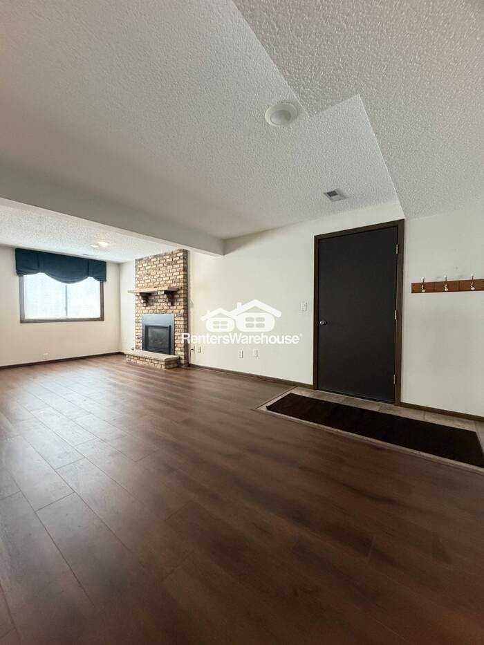 1095 Weston Ln N - Photo 4 of 17