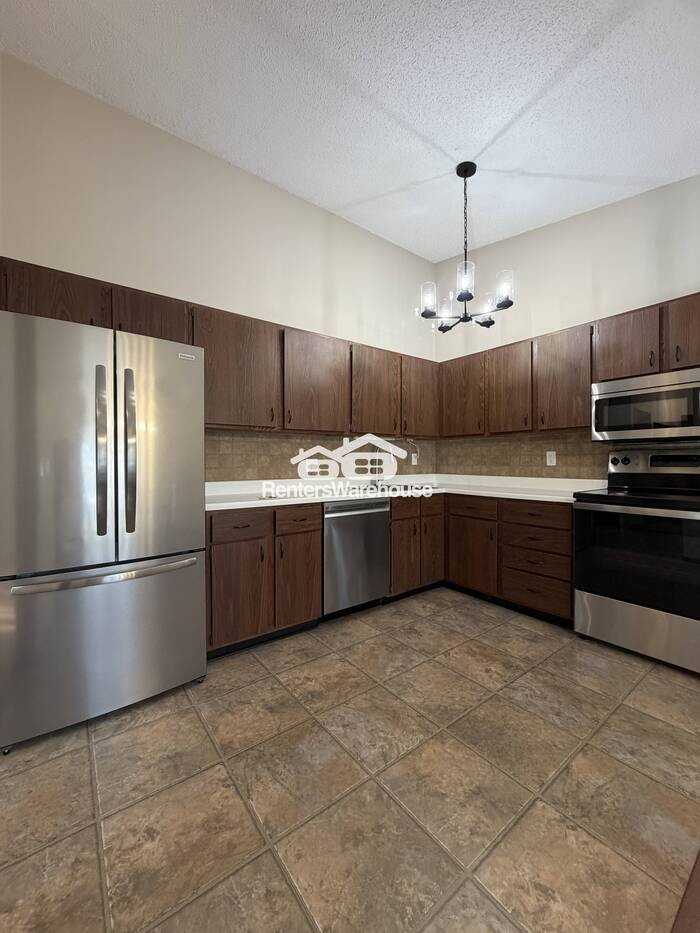 1095 Weston Ln N - Photo 6 of 17