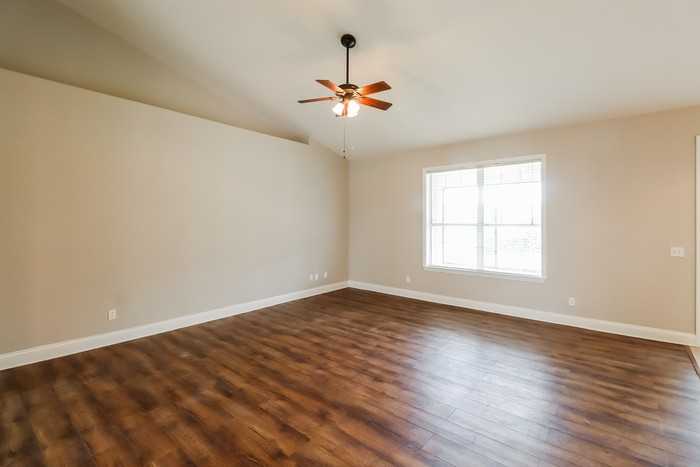 690 Country Walk Ct - Photo 4 of 16