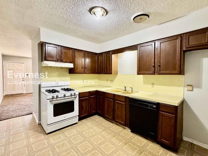 909 E Quincy St - Photo 3 of 18