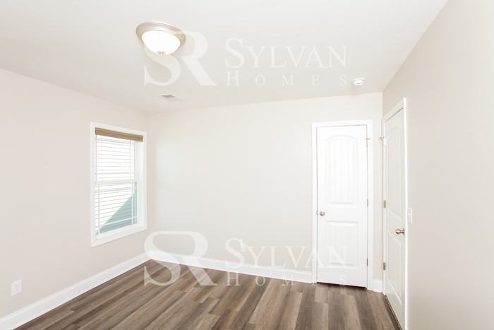 465 Fairford Rd - Photo 3 of 10