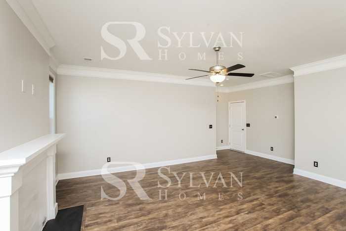 465 Fairford Rd - Photo 4 of 10