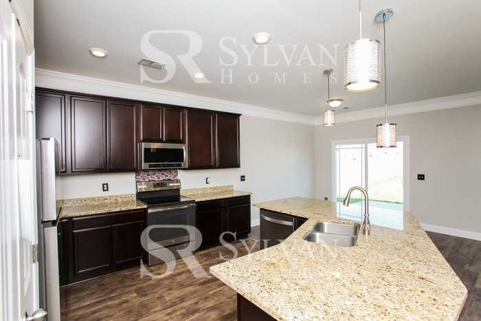 465 Fairford Rd - Photo 5 of 10