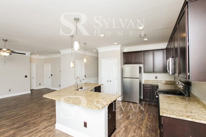 465 Fairford Rd - Photo 6 of 10