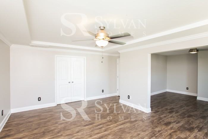 465 Fairford Rd - Photo 7 of 10