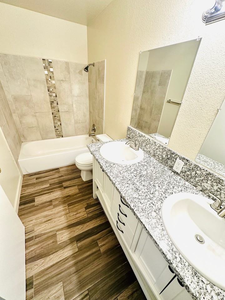 1318 E San Ramon Ave #1318H - Photo 5 of 17