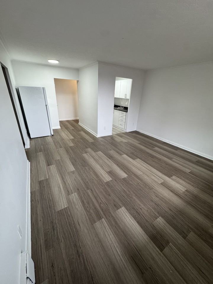 2204 Dufferin Street - Photo 4 of 20