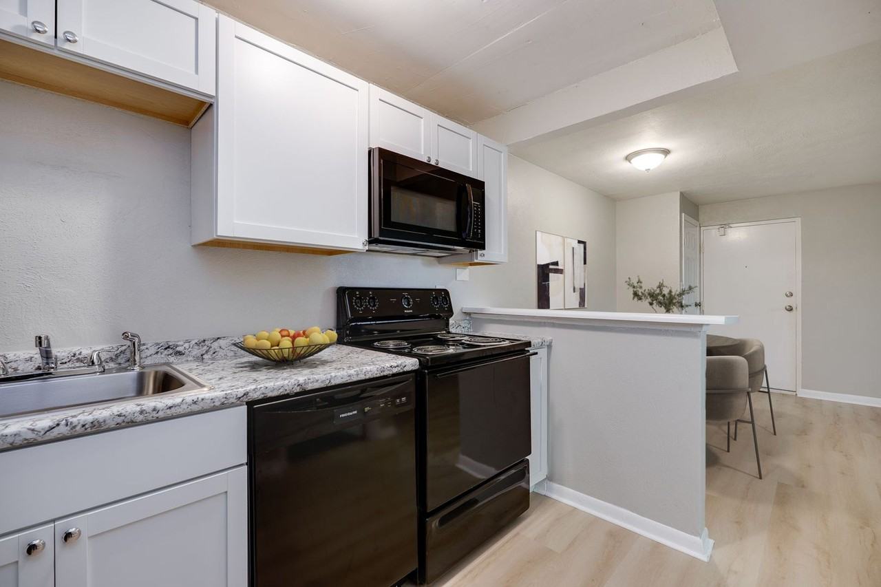 Monroe Terrace Apartments - Photo 5 of 27