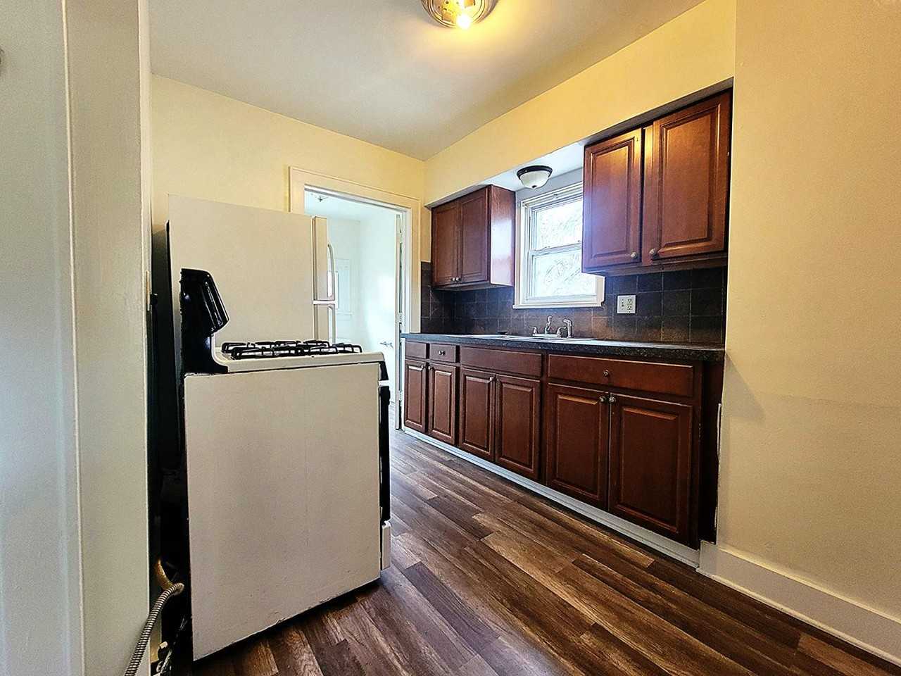 588 Sanford Ave - Photo 4 of 11