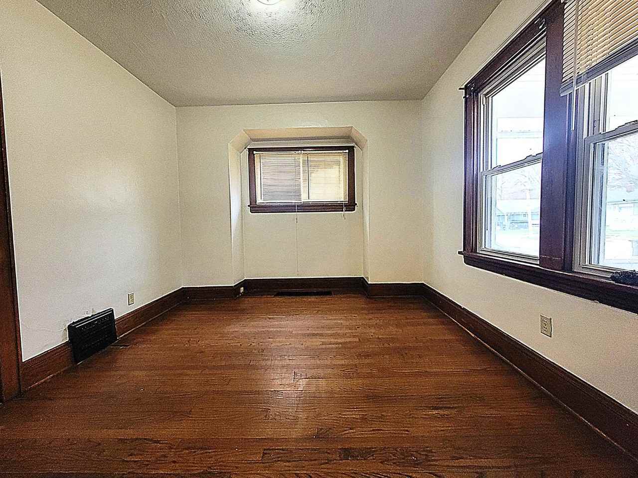 588 Sanford Ave - Photo 6 of 11