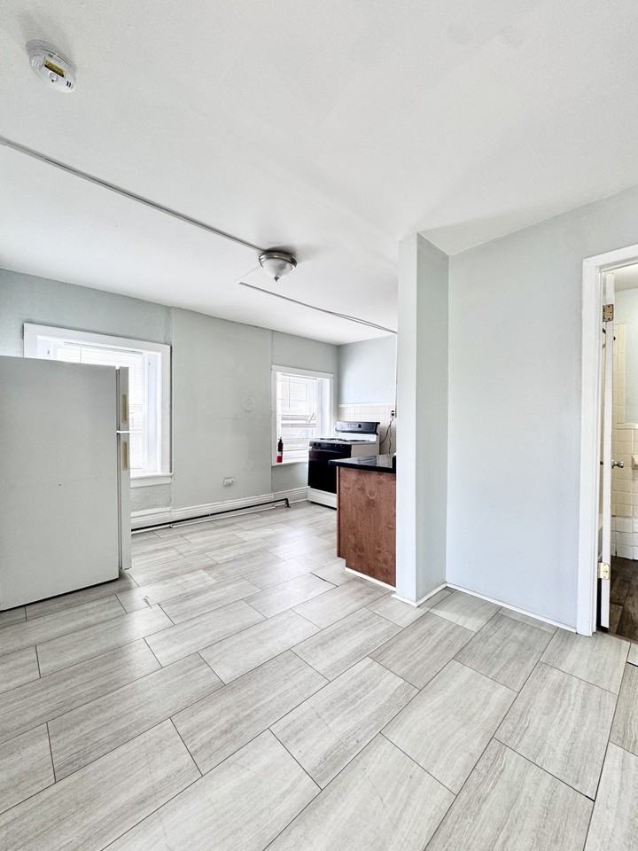 238 Amherst St Uppr Front - Photo 2 of 13