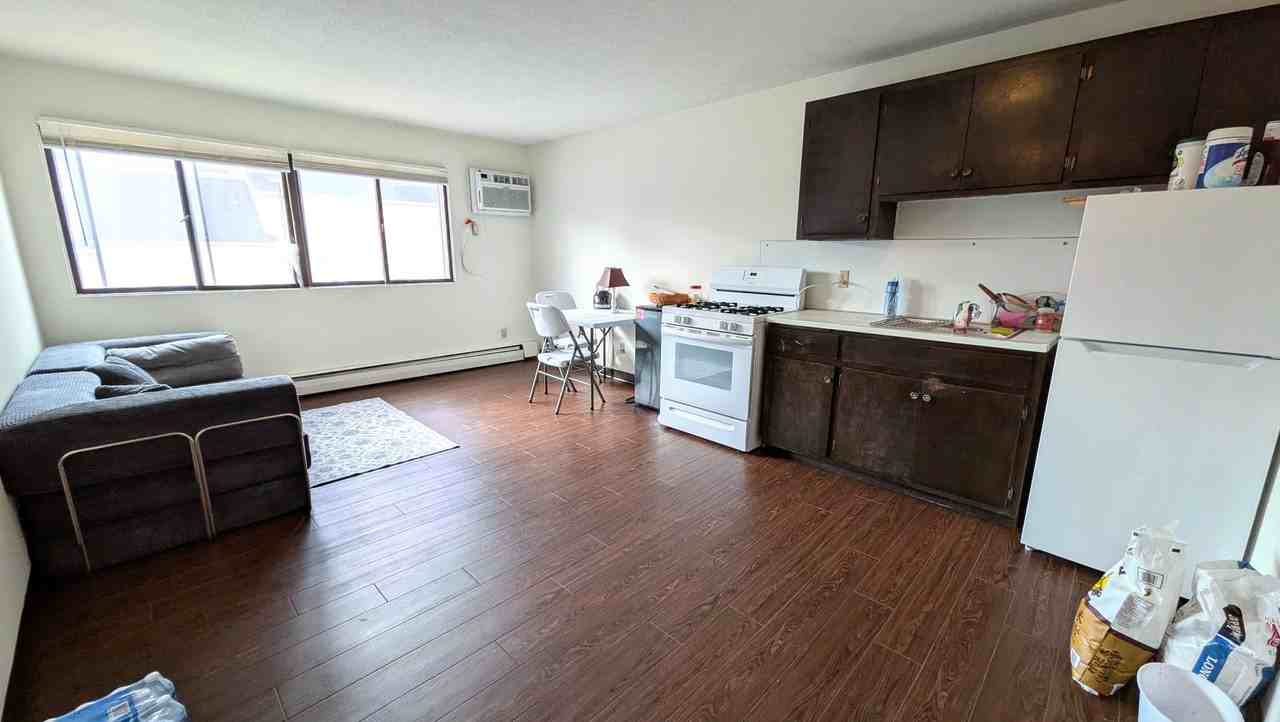 615 Ontario Street SE - Photo 4 of 26