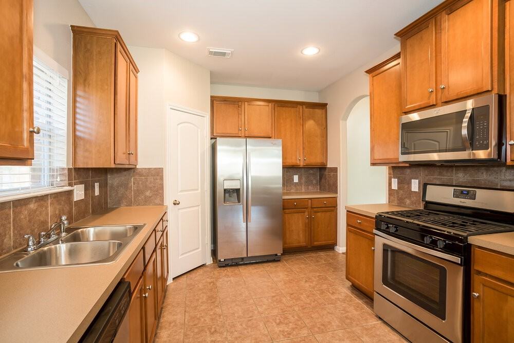 6015 Starbrook Creek Dr - Photo 4 of 18