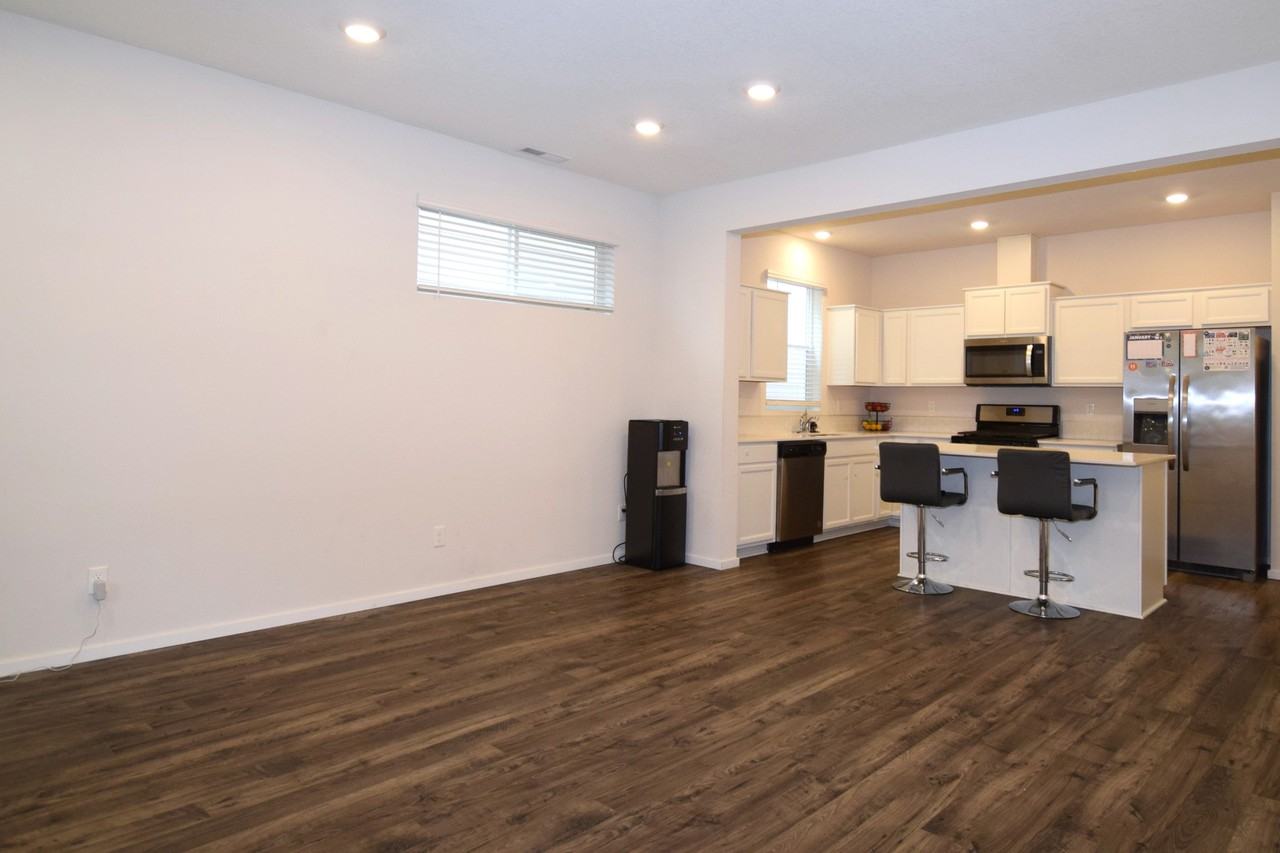 935 N 19th Ave #1 - Photo 7 of 29