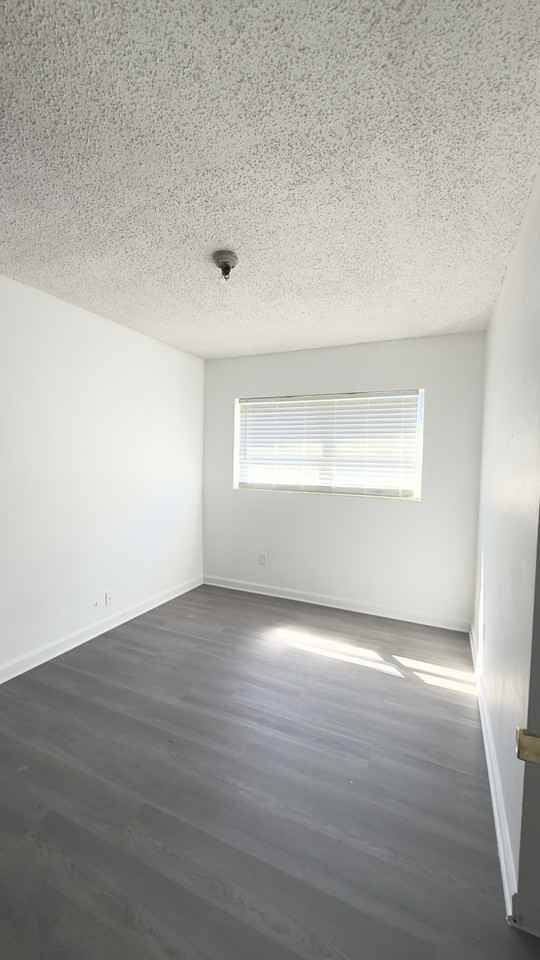 231 Collen Rd N #1 - Photo 6 of 21