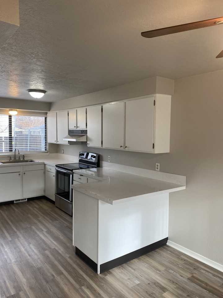 1510 W Storey St #1 - Photo 4 of 24