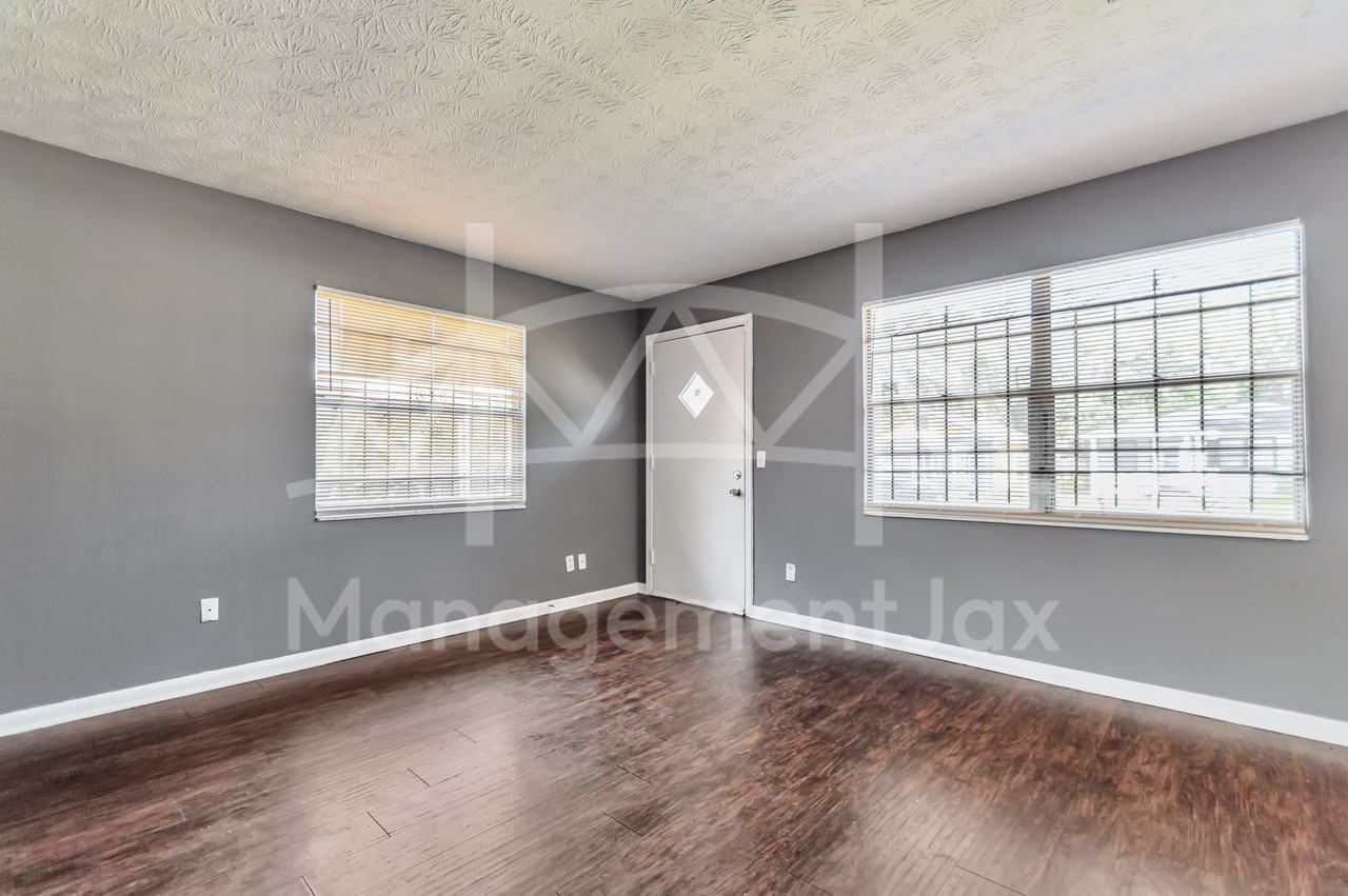 1130 W 21st St #1 - Photo 2 of 17