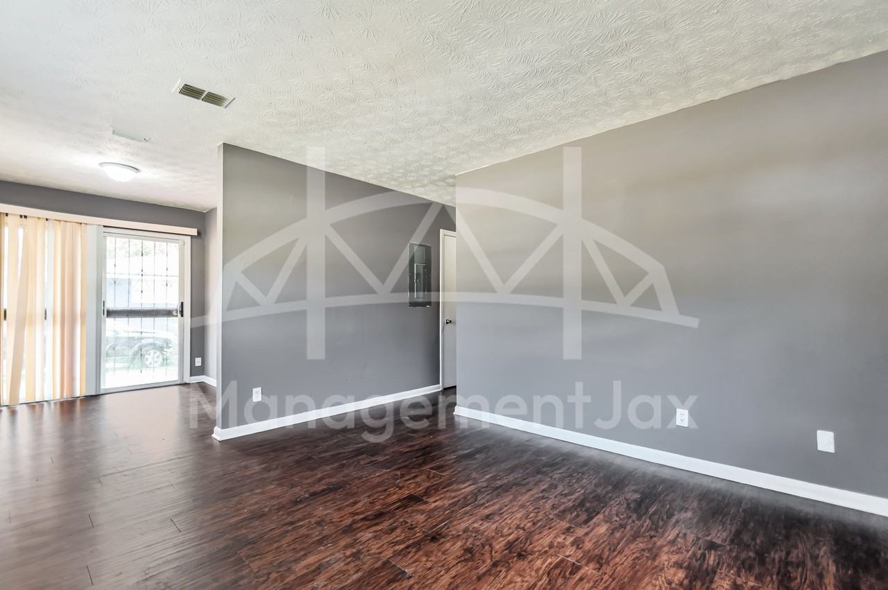 1130 W 21st St #1 - Photo 3 of 17