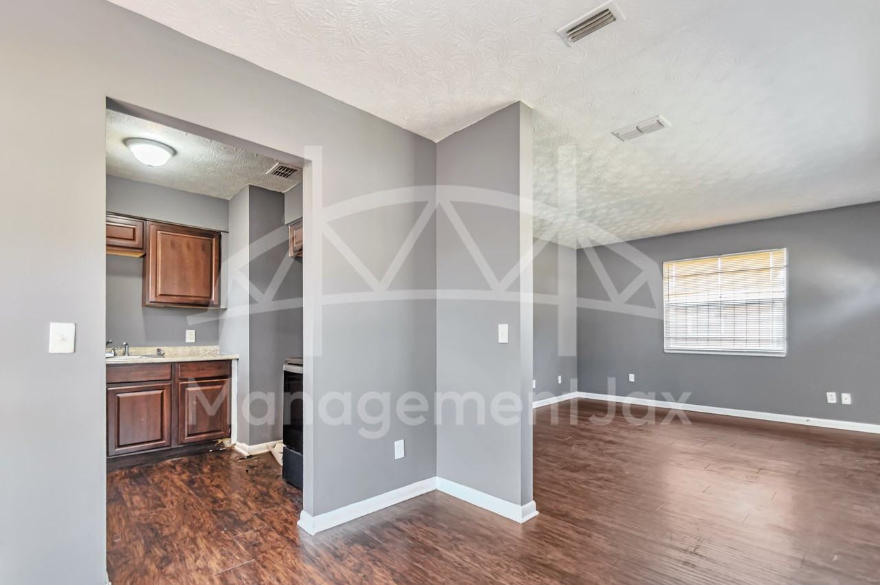 1130 W 21st St #1 - Photo 4 of 17