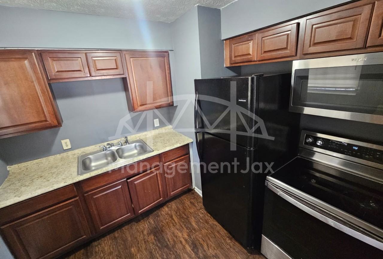 1130 W 21st St #1 - Photo 5 of 17