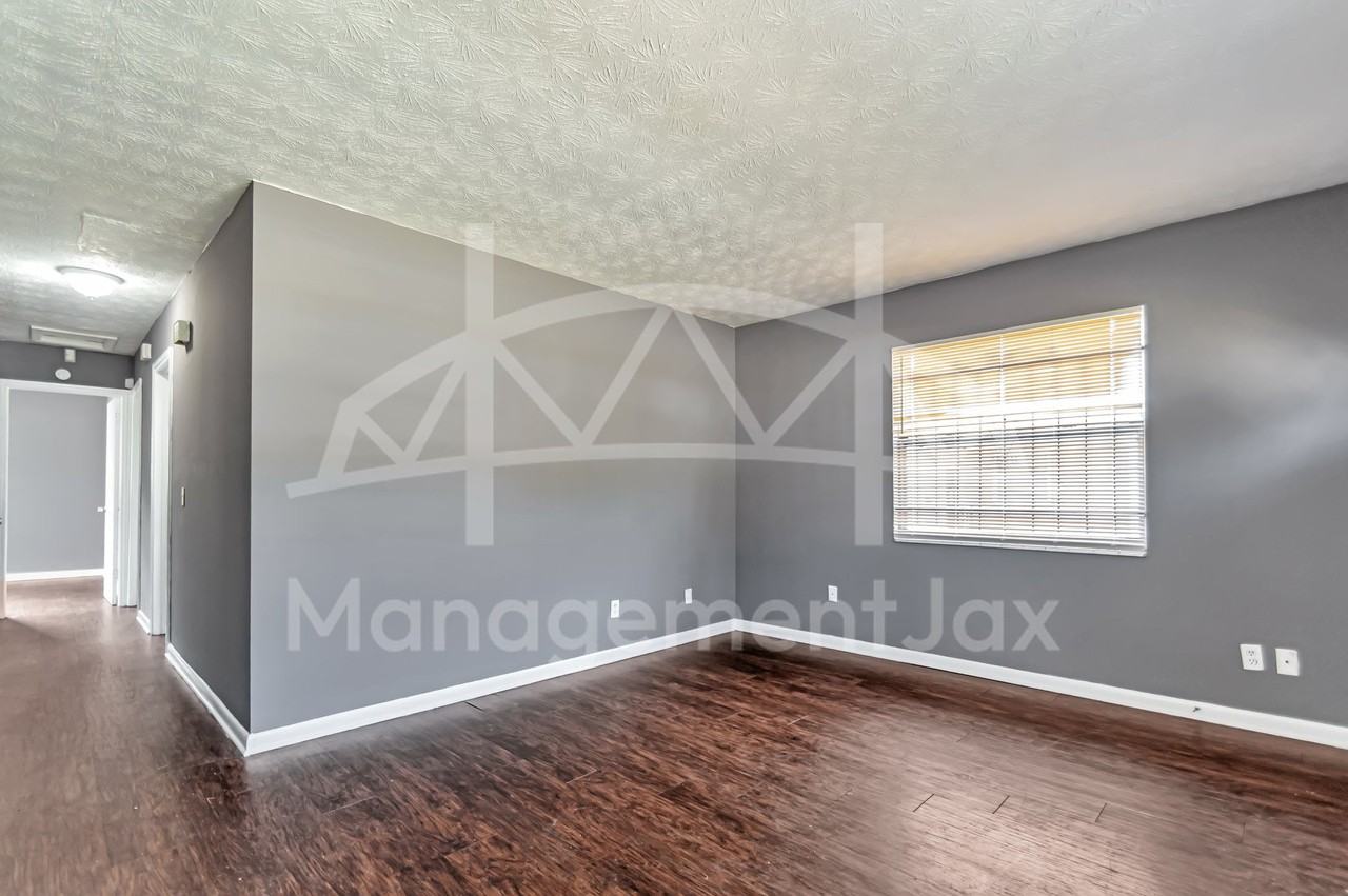 1130 W 21st St #1 - Photo 6 of 17