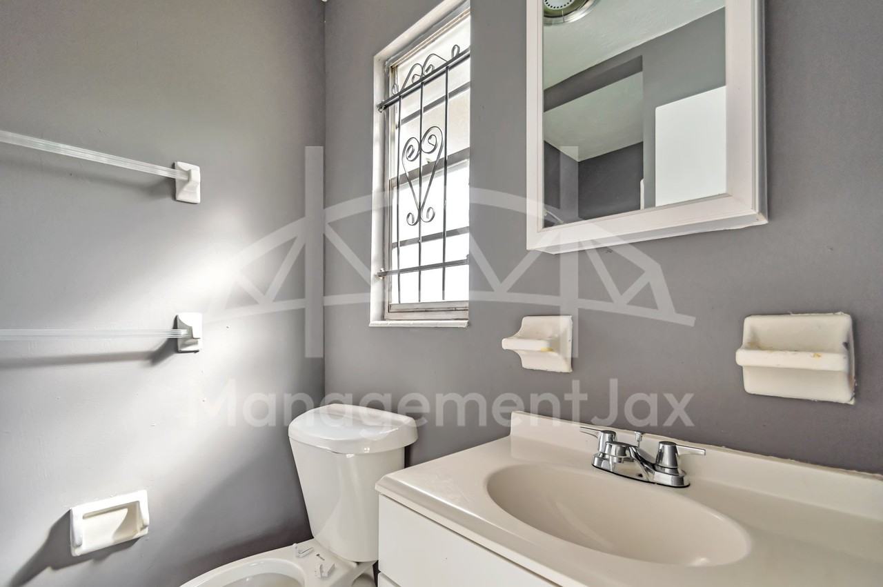 1130 W 21st St #1 - Photo 7 of 17