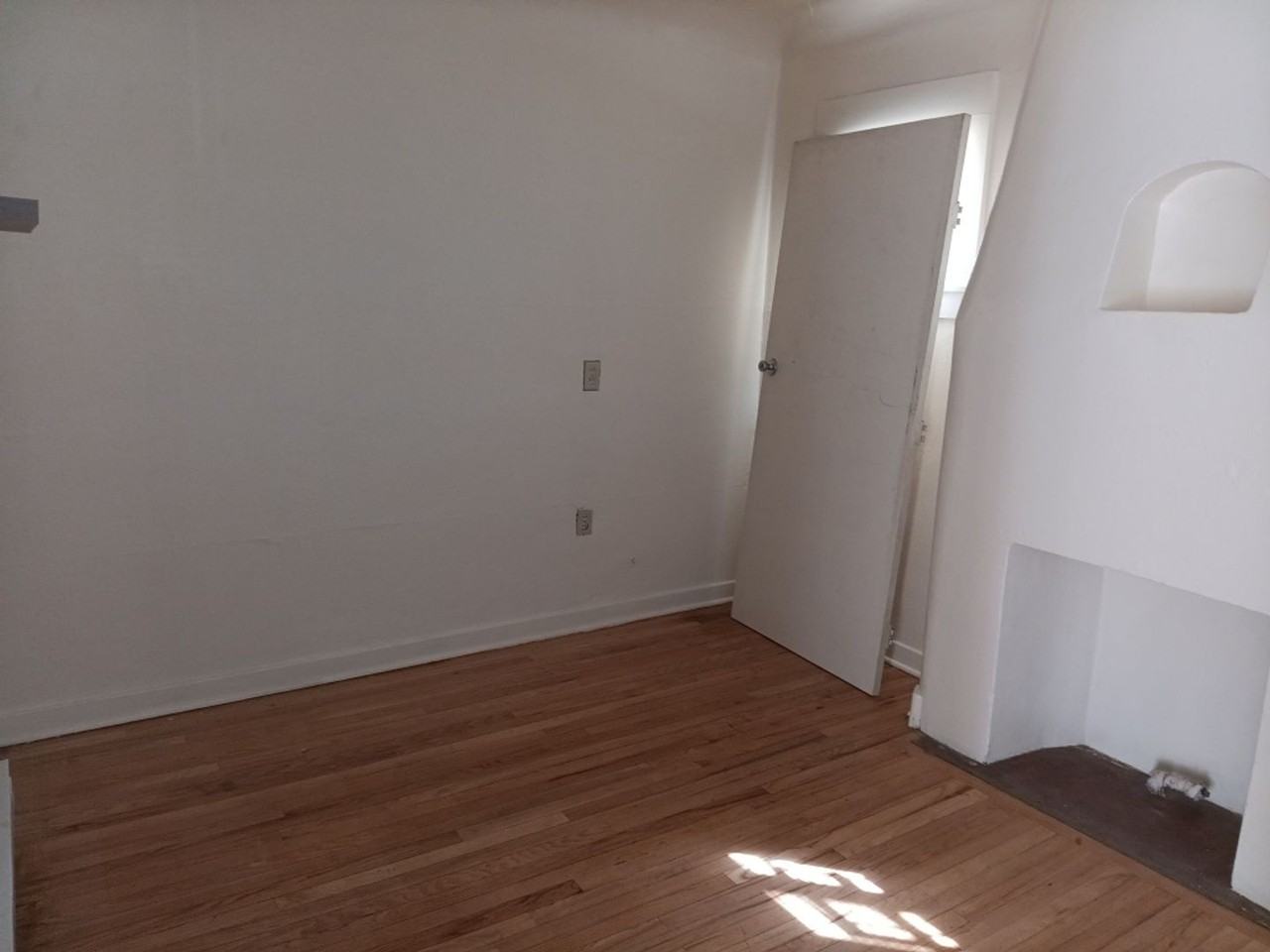 405 Yale Blvd Se - Photo 3 of 5