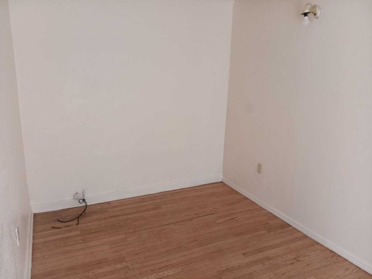 405 Yale Blvd Se - Photo 4 of 5