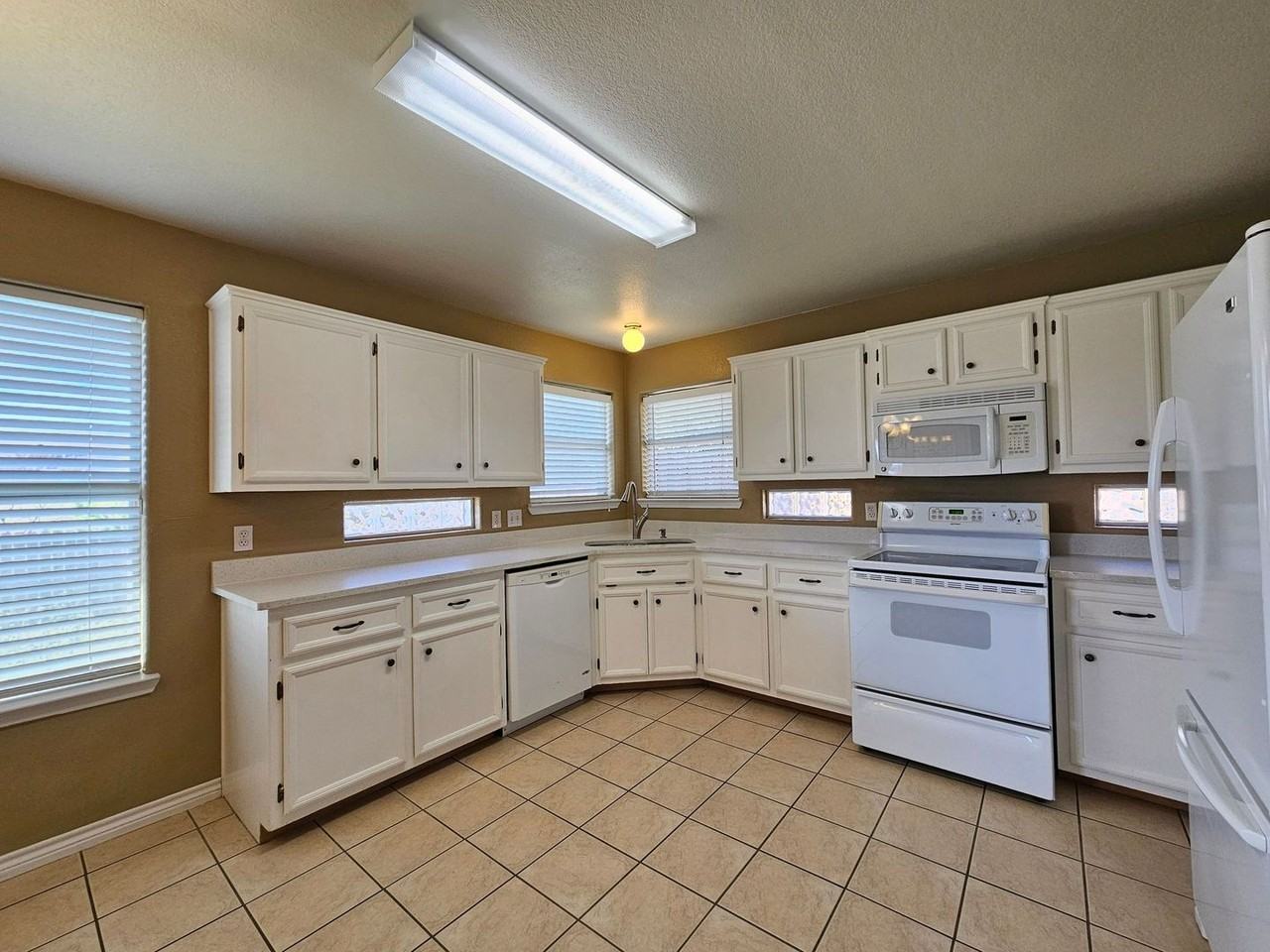 2806 Phoenix Dr - Photo 3 of 26