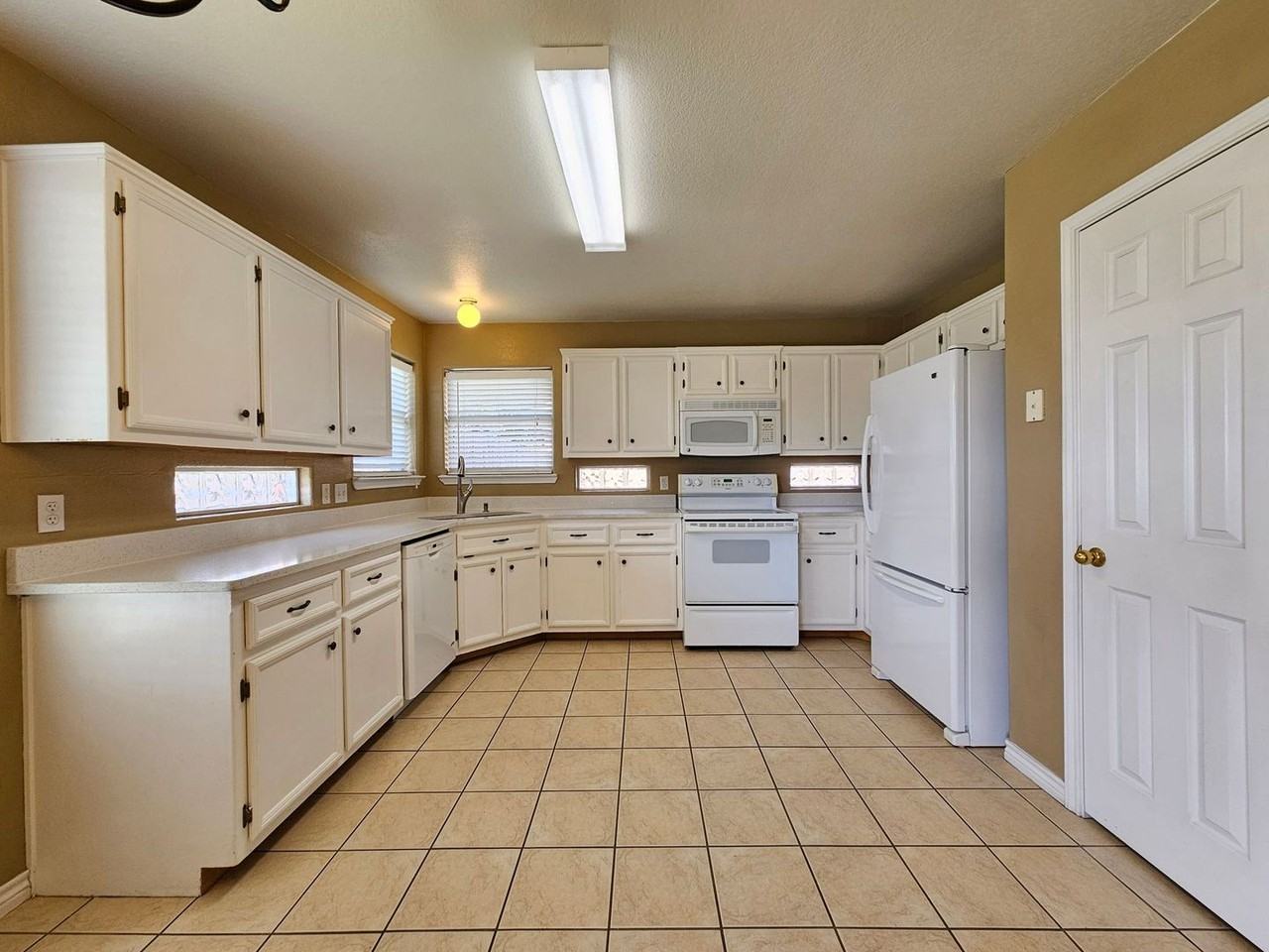 2806 Phoenix Dr - Photo 4 of 26