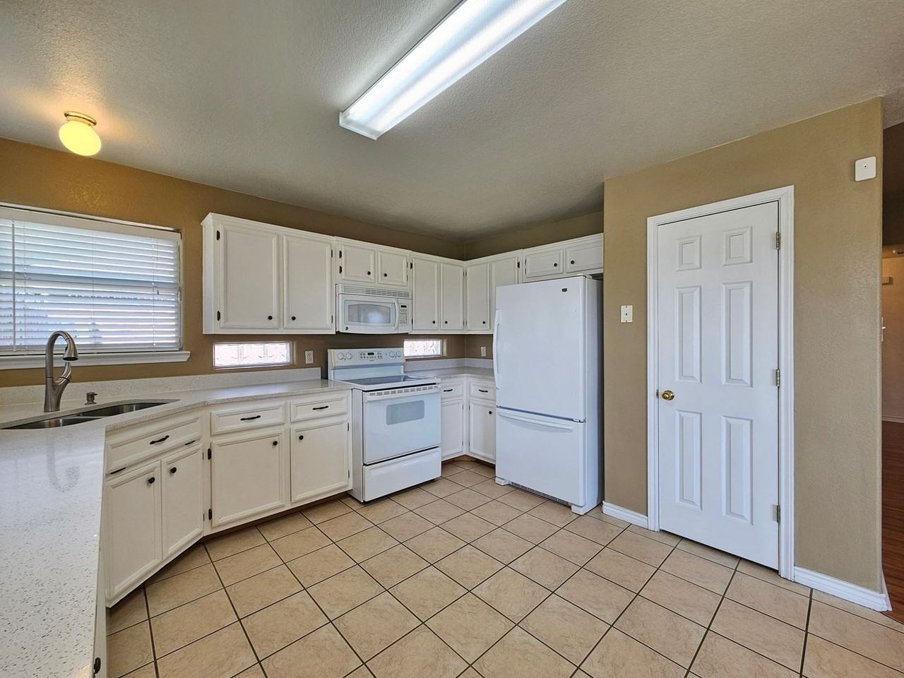 2806 Phoenix Dr - Photo 5 of 26