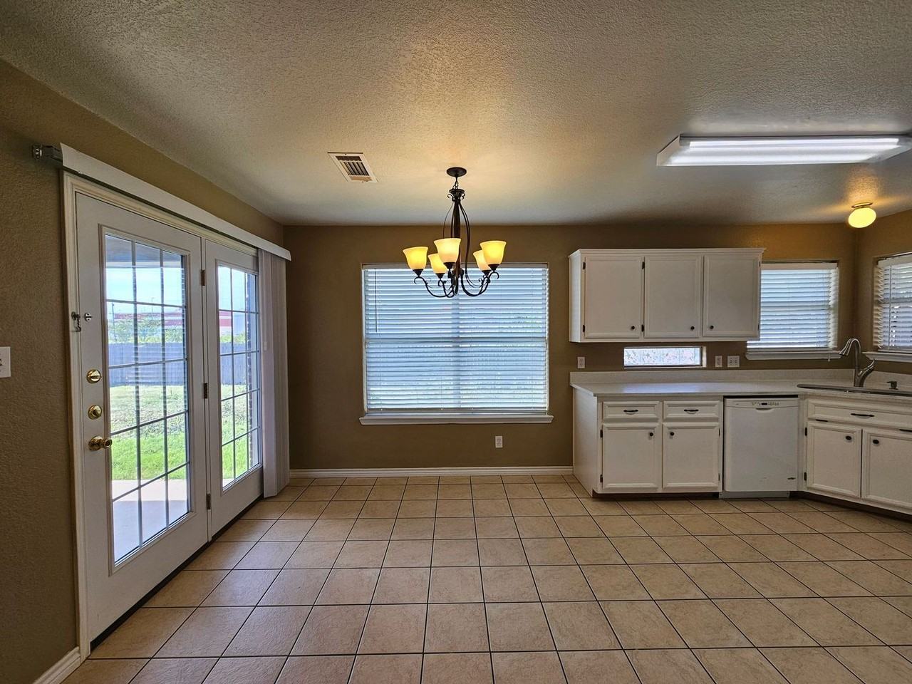 2806 Phoenix Dr - Photo 7 of 26