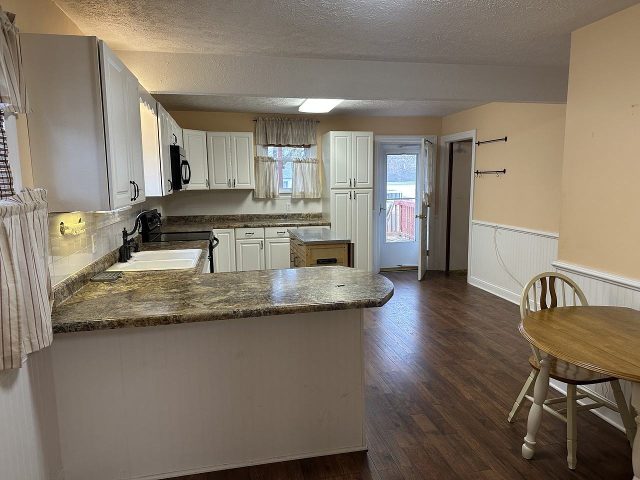 940 Lindbergh Ave #1 - Photo 5 of 32