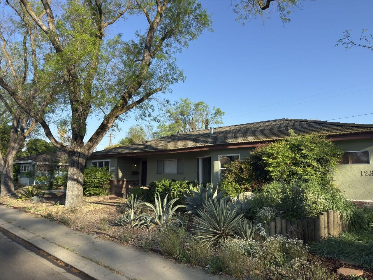 1235 Purdue Ave - Photo 2 of 5