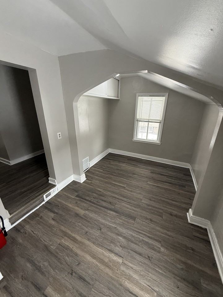 473 Sherburne Ave #1 - Photo 2 of 9