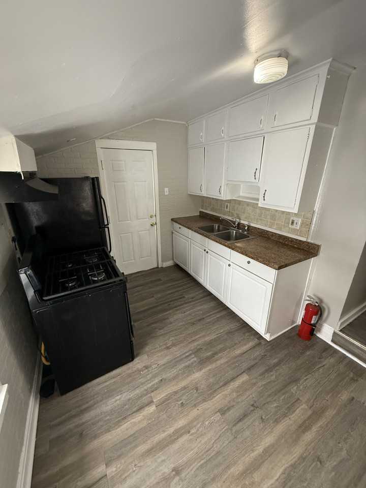 473 Sherburne Ave #1 - Photo 3 of 9