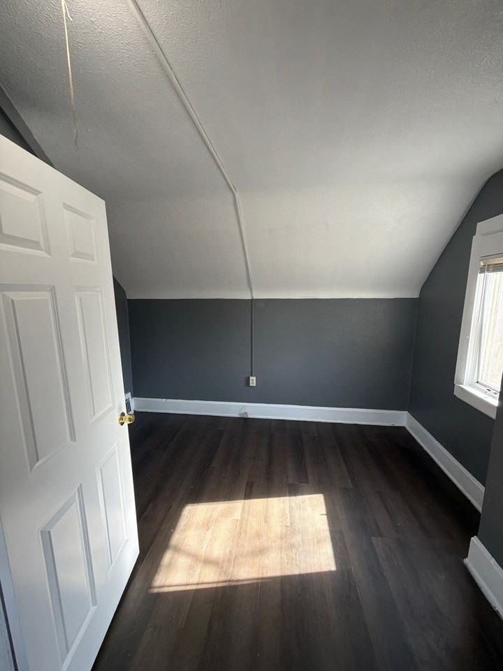 644 Thomas Ave #1 - Photo 3 of 4