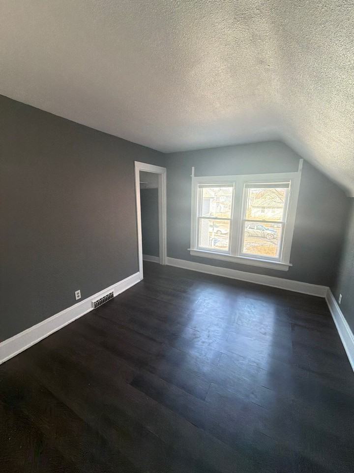 644 Thomas Ave #1 - Photo 4 of 4