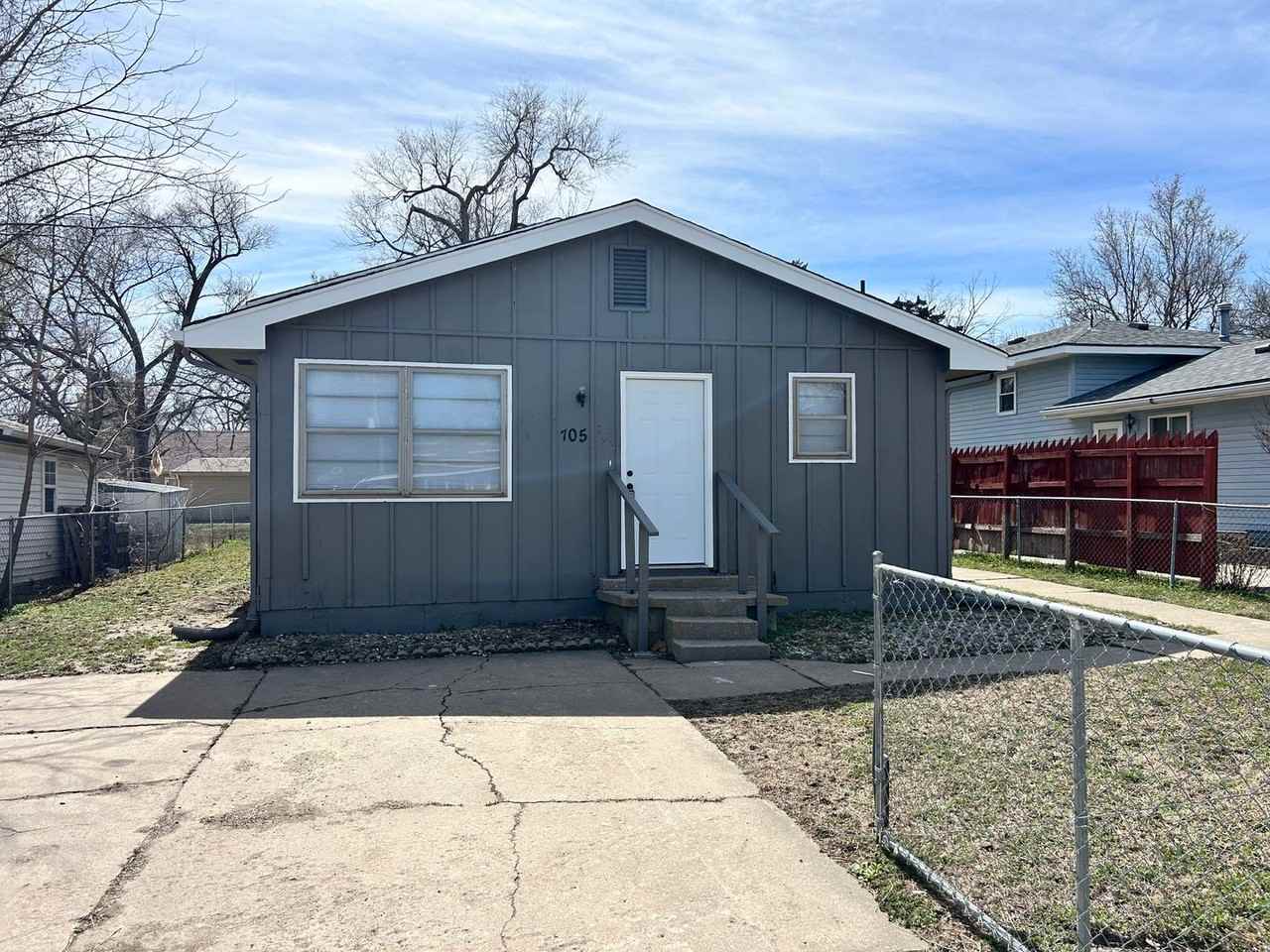 705 W 12th St - Photo 2 of 23