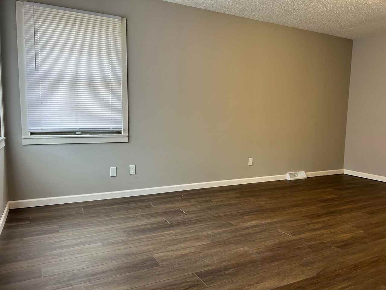 705 W 12th St - Photo 3 of 23