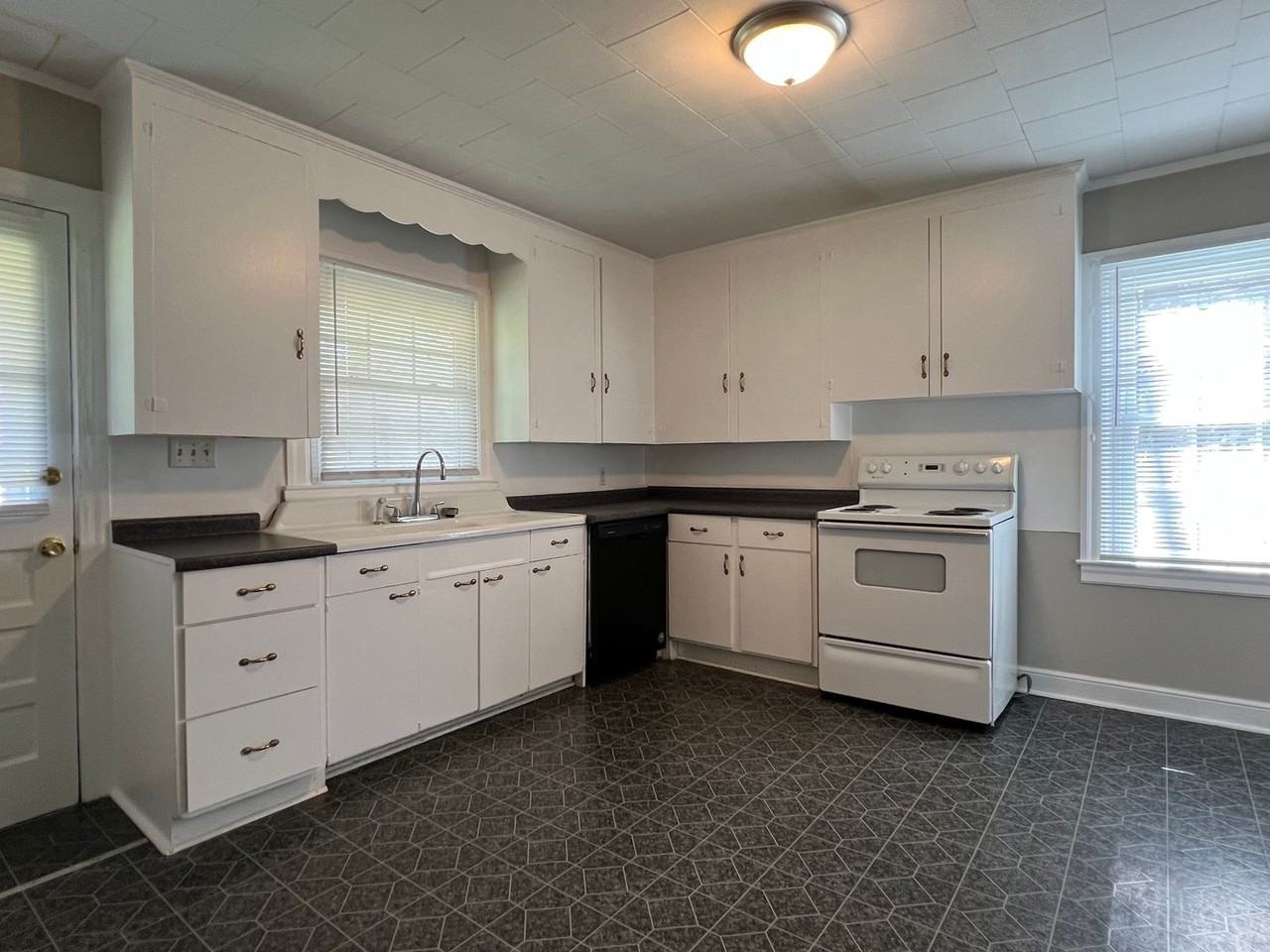 111 Hilltop St - Photo 4 of 9