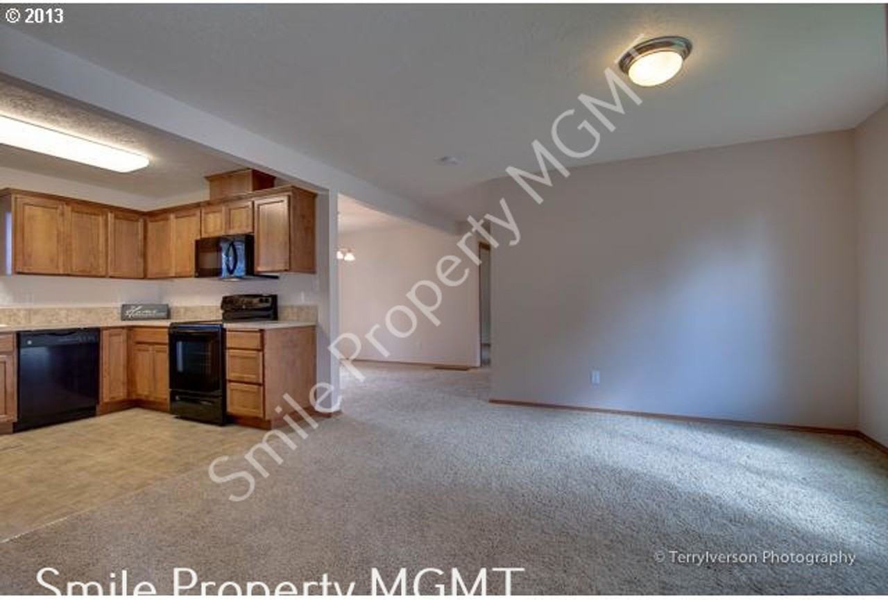 17223 Se Woodward Ct - Photo 2 of 3